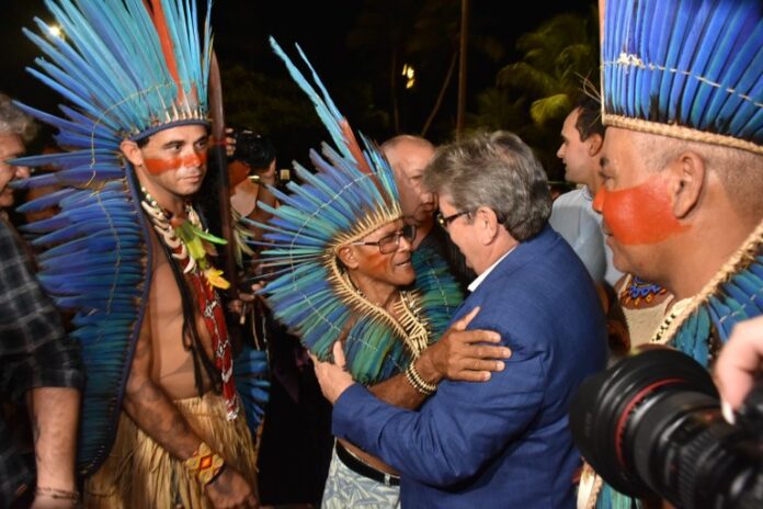 João Azevêdo com representantes dos Povos Indígenas da Paraíba