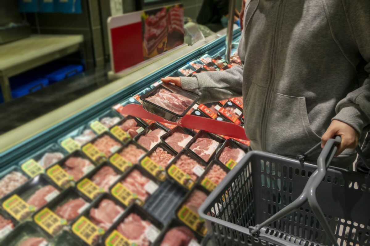 women-buy-beef-supermarkets