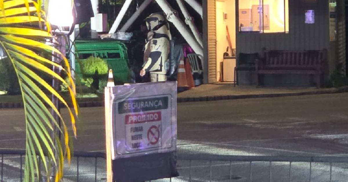 Policial-do-Gate-em-acao-para-apurar-suspeita-de-bomba-em-carro-usado-por-Flavio-Bolsonaro