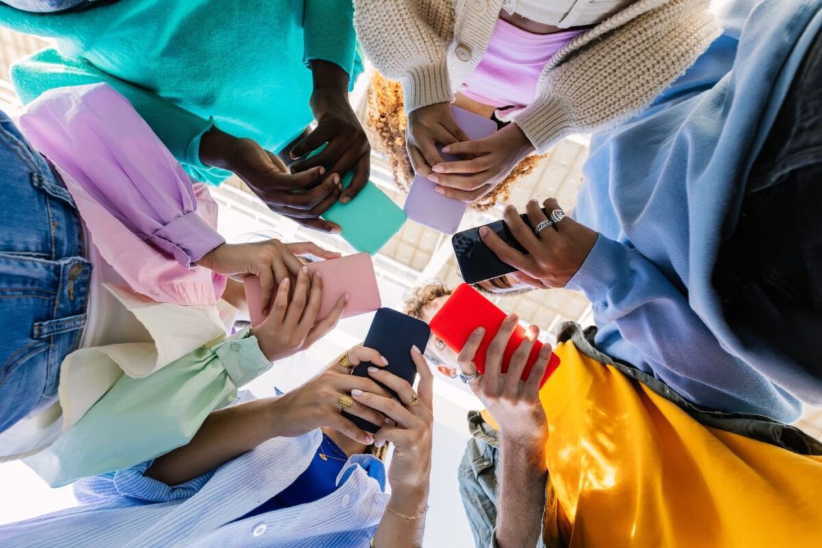 celular-gen-z-redes-sociais-1